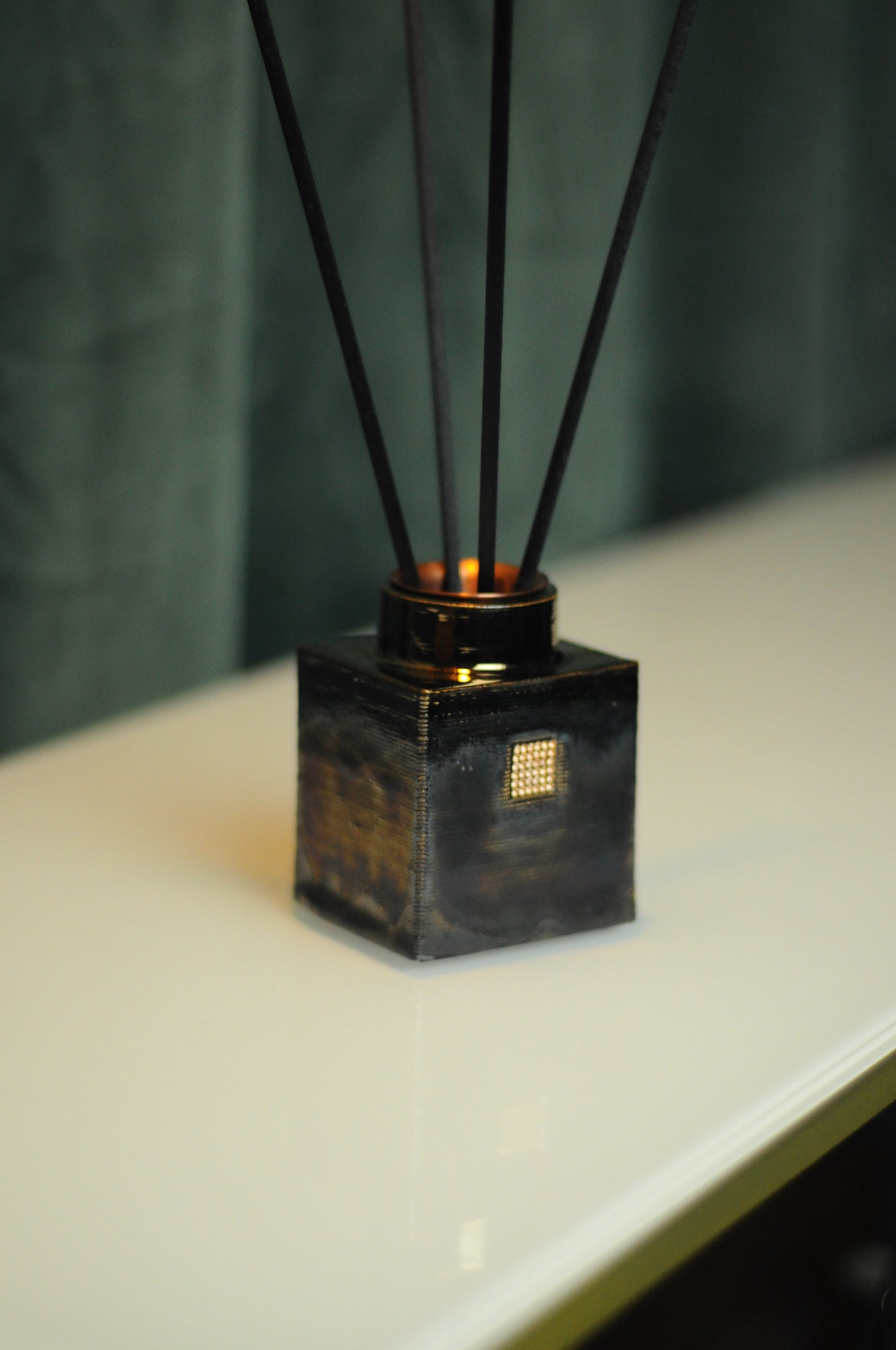 Ceramic reed diffuser on black and golden colour