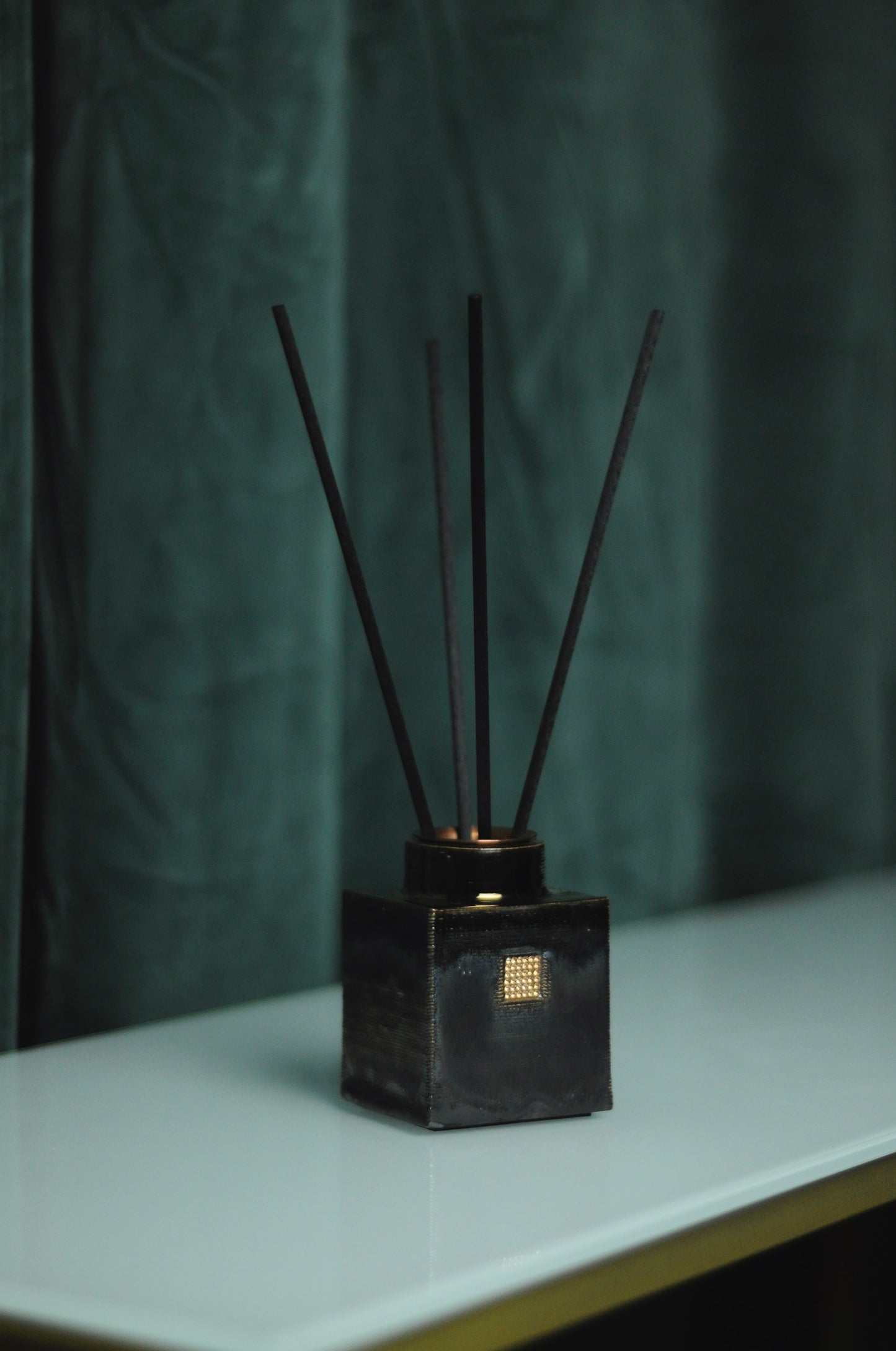 Ceramic reed diffuser on black and golden colour