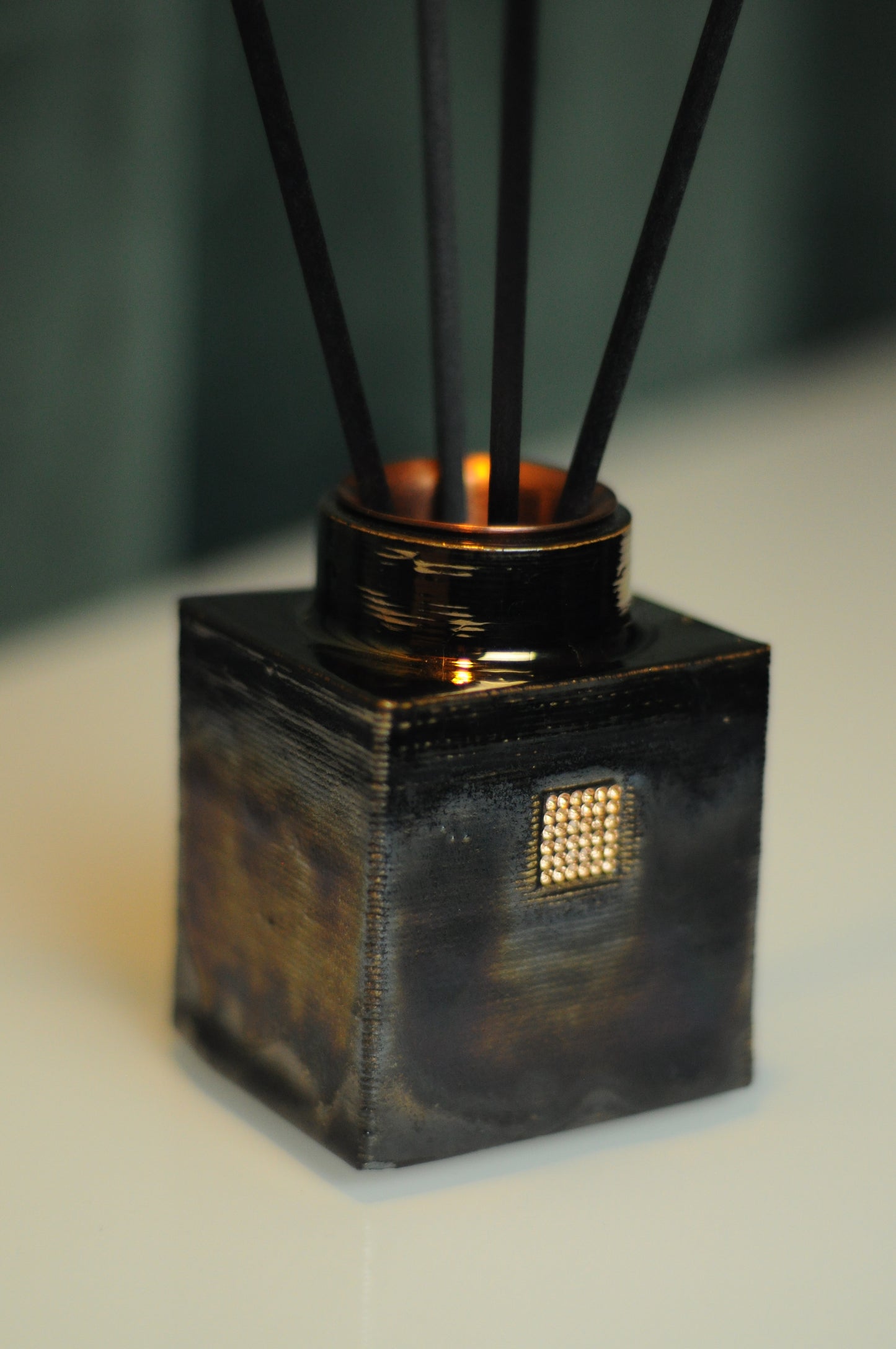 Ceramic reed diffuser on black and golden colour